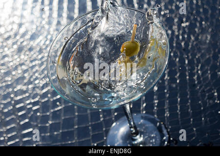 Dirty Martini garniert mit grünen Oliven auf Zahnstocher plantschen Stockfoto