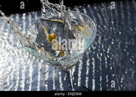 Dirty Martini garniert mit grünen Oliven auf Zahnstocher plantschen Stockfoto