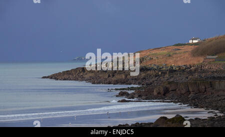 Letztes Licht über eine remote Croft an der Küste in den schottischen Highlands, Schottland, Großbritannien. Stockfoto