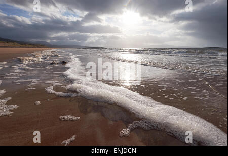 Die letzte Stunde der Sonne über einem abgelegenen Strand in den schottischen Highlands. Torridon. Schottland. Stockfoto