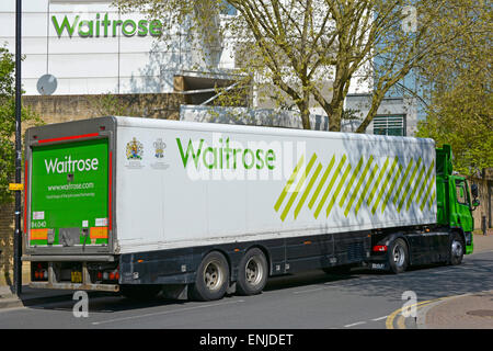 Wapping Waitrose Supermarkt Schild an der Außenwand mit artikulierten Lieferung LKW & Anhänger warten in der Straße East End von London England UK Stockfoto