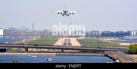 London City Airport 4 motorige Passagier jet Flugzeug Landebahn in der Mitte des alten London Docklands Gewässer Newham England Großbritannien Stockfoto