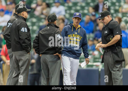 5. Mai 2015: Milwaukee Brewers Manager Craig Counsell #30 vor dem Start der Major League Baseball Spiel zwischen den Milwaukee Brewers und den Los Angeles Dodgers im Miller Park in Milwaukee, Wisconsin. Dodgers schlagen die Brauer 7-1. John Fisher/CSM Stockfoto