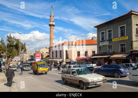 Izmir, Türkei - 7. Februar 2015: Esrefpasa Caddesi, Straßenansicht mit Moschee, Gebäudefassaden, Autos und zu Fuß normale Menschen Stockfoto
