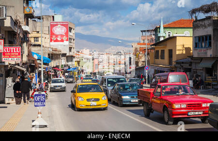 Izmir, Türkei - 7. Februar 2015: Esrefpasa Caddesi, gewöhnliche Straßenansicht mit Gebäuden, Autos und Menschen zu Fuß Stockfoto