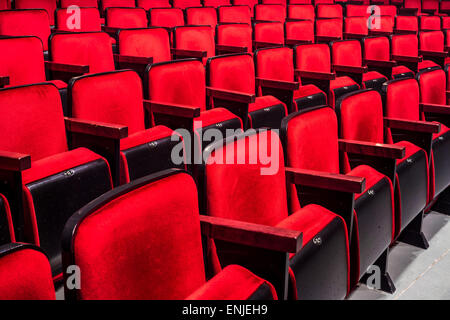 Sitzreihen leer rot in einem theater Stockfoto