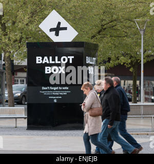 Eine große Urne in Bristol, UK, UK zu fördern allgemeine und lokale Wahlen. Stockfoto
