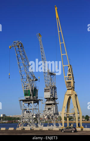 Drei Arten von Kränen auf ein open-air-Museum, die in den Hafen von Antwerpen, Belgien verwendet wurden Stockfoto