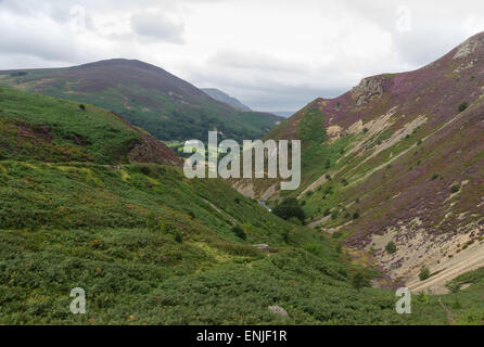 Blick hinunter den Sychnant Pass, alte Straße zwischen Penmaenmawr und Conwy auf höchste Zeit. Snowdonia-Nationalpark, Gwynedd, Wales, UN- Stockfoto