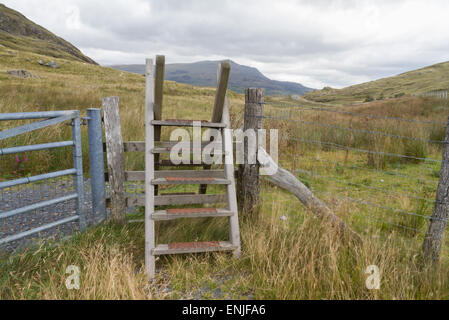 Typische Leiter Stil, über Trockenmauer, Snowdonia-Nationalpark, Gwynedd, Wales, Vereinigtes Königreich. Stockfoto