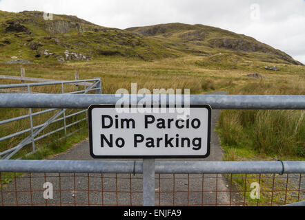 Hof mit Zeichen Dim Parcio, No Parking zweisprachig in Walisisch und Englisch. Wales, Vereinigtes Königreich. Stockfoto