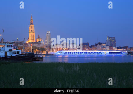 Panoramablick von Antwerpen aus über den Fluss Schelde Stockfoto