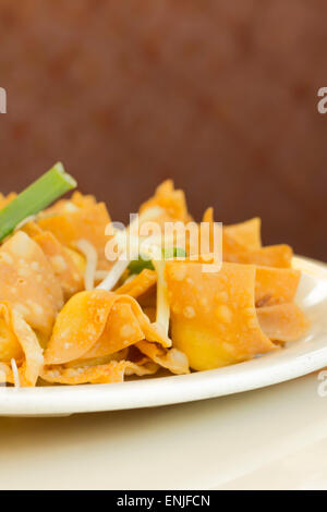 Chinesischen Käse Wontons Aperitif im Restaurant serviert mit Frühlingszwiebeln und Sojasprossen Stockfoto