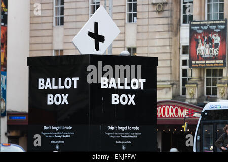 Eine große Urne in Bristol, UK, UK zu fördern allgemeine und lokale Wahlen. Stockfoto