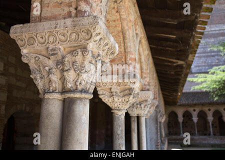 Arcade mit schönen Dekorationen und Skulpturen in der Abtei Saint-Pierre in Moissac Stockfoto