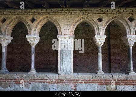 Arcade mit wunderschönen Dekorationen an der Abtei Saint-Pierre in Moissac Stockfoto