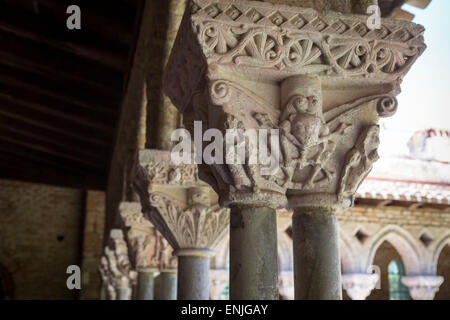 Arcade mit wunderschönen Dekorationen an der Abtei Saint-Pierre in Moissac Stockfoto