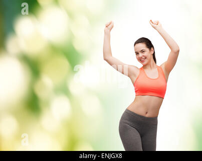 lächelnde Teenager-Mädchen in Sportbekleidung tanzen Stockfoto