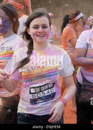 Lustige Läufer Teilnahme an Dulux Farbe laufen, Manchester UK, im Juli 2014. Stockfoto