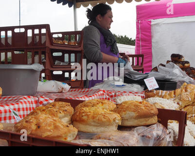 Ein Stall-Inhaber auf eine Markt-Bäckerei stall Verkauf von Brot und Gebäck. Stockfoto