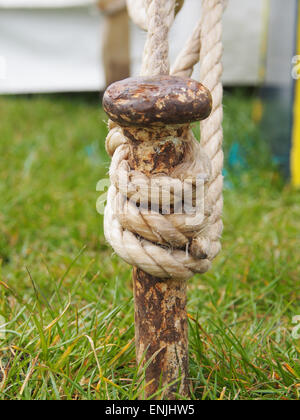 Festzelt Bodendübel und Guide Seil Stockfoto