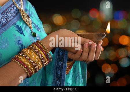 Diwali oder festliche Lichter. Traditionelle Indianerfest Hände Frau im Sari Öllampe, Textfreiraum seitlich halten. Stockfoto