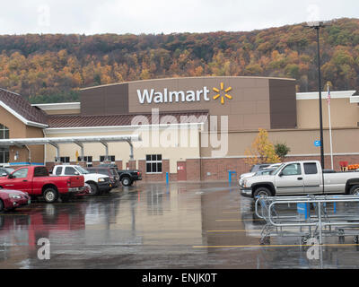 Außenseite einer Kleinstadt Walmart Filiale an einem regnerischen Tag. Stockfoto