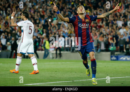 Barcelona, Spanien. 6. Mai 2015. Barcelonas brasilianische vorwärts Neymar (R) feiert nach seinem Tor in der ersten Vorrundenspiel der Halbfinale gegen Bayern München 2014-2015 UEFA Champions League im Camp Nou in Barcelona, Spanien, 6. Mai 2015. Barcelona gewann 3: 0. Bildnachweis: Pau Barrena/Xinhua/Alamy Live-Nachrichten Stockfoto