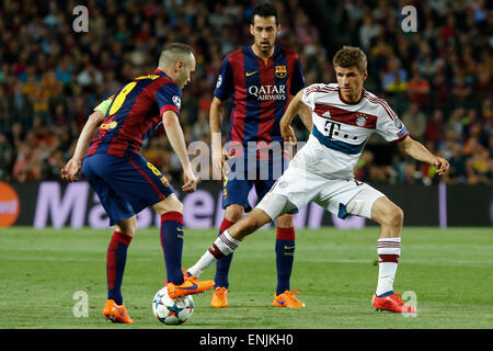 Barcelona, Spanien. 6. Mai 2015. FC Barcelona spanische Mittelfeldspieler Andres Iniesta (L) wetteifert mit deutschen vorwärts Thomas Muller (R) FC Bayern in ihrem ersten Vorrundenspiel der Halbfinale bei der 2014-2015 UEFA Championsleague im Camp Nou in Barcelona, Spanien, 6. Mai 2015. Barcelona gewann 3: 0. Bildnachweis: Pau Barrena/Xinhua/Alamy Live-Nachrichten Stockfoto