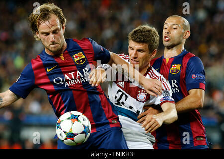 Barcelona, Spanien. 6. Mai 2015. Barcelonas kroatischer Mittelfeldspieler Ivan Rakitic (L) und argentinische Verteidiger Javier Mascherano (R) wetteifern mit FC Bayern Deutsch Thomas Müller nach vorne in ihrem ersten Vorrundenspiel der Halbfinale bei der 2014-2015 UEFA Championsleague im Camp Nou in Barcelona, Spanien, 6. Mai 2015. Barcelona gewann 3: 0. Bildnachweis: Pau Barrena/Xinhua/Alamy Live-Nachrichten Stockfoto