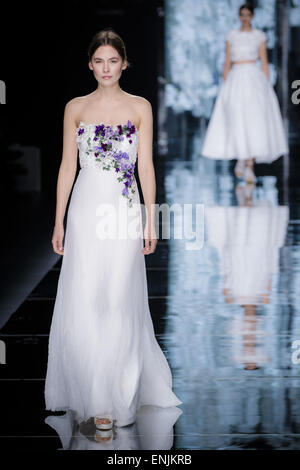 Barcelona, Katalonien, Spanien. 6. Mai 2015. Modelle zu Fuß die Start-und Landebahn während der "YolanCris" Show während der Barcelona Bridal Week 2015 Kredit: Matthias Oesterle/ZUMA Wire/ZUMAPRESS.com/Alamy Live News Stockfoto