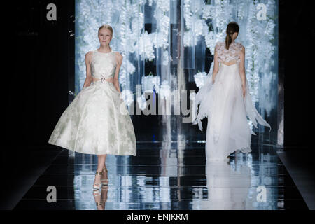 Barcelona, Katalonien, Spanien. 6. Mai 2015. Modelle zu Fuß die Start-und Landebahn während der "YolanCris" Show während der Barcelona Bridal Week 2015 Kredit: Matthias Oesterle/ZUMA Wire/ZUMAPRESS.com/Alamy Live News Stockfoto