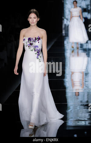 Barcelona, Katalonien, Spanien. 6. Mai 2015. Modelle zu Fuß die Start-und Landebahn während der "YolanCris" Show während der Barcelona Bridal Week 2015 Kredit: Matthias Oesterle/ZUMA Wire/ZUMAPRESS.com/Alamy Live News Stockfoto