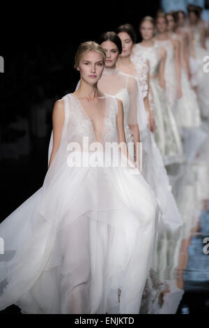 Barcelona, Katalonien, Spanien. 6. Mai 2015. Modelle zu Fuß die Start-und Landebahn während der "YolanCris" Show während der Barcelona Bridal Week 2015 Kredit: Matthias Oesterle/ZUMA Wire/ZUMAPRESS.com/Alamy Live News Stockfoto