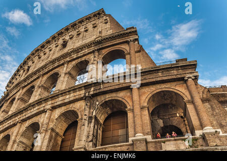 Low Angle Shot von Kolosseum in Rom, Italien. Stockfoto
