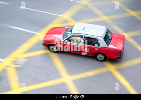 Bewegung verwischt Taxi in Hong Kong. Stockfoto