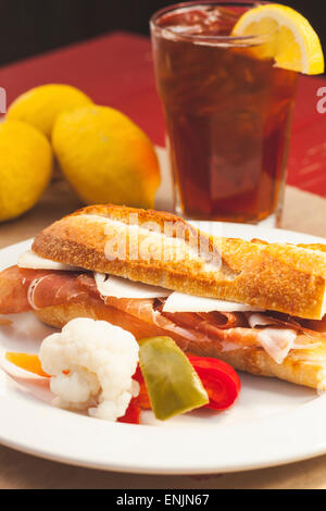 Schinken und Ziegenkäse Gouda auf Baguette mit Eis Tee, Bell Street Farm Deli, Los Alamos, Kalifornien Stockfoto