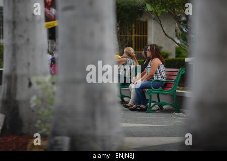 Menschen warten auf die Karfreitags-Prozession an der Plaza Román Baldorioty de Castro beginnen. Juana Diaz, Puerto Rico. Stockfoto