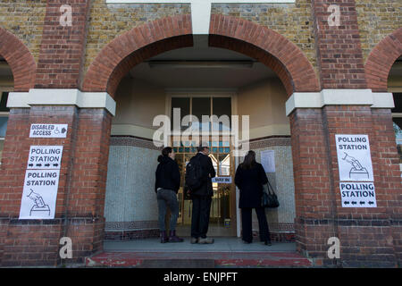 Herne Hill, London, Großbritannien.  7. Mai 2015. Briten gehen zu den Urnen heute in allgemeinen Wahlen voraussichtlich am nächsten seit Jahrzehnten sein, da keine Partei die Mehrheit erwartet wird. Londoner Stimmen in ihren lokalen Wahllokal, eine Kirche im Süden London Borough of Lambeth, Herne Hill, SE24. Bildnachweis: RichardBaker/Alamy Live-Nachrichten Stockfoto