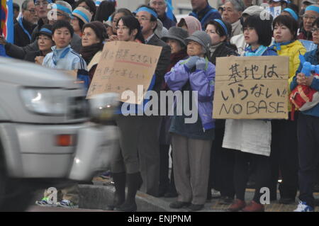 Okinawa, Japan: Menschen protestieren gegen die amerikanischen Stützpunkte Stockfoto