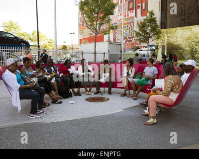 Menschen Essen im Park am Tag von der Afrika-Tanzfestival im Fort Greene Abschnitt von Brooklyn in New York, 2014. Stockfoto