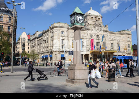 Schwedische Volk Spaziergänge Samstag am Nyproplan außerhalb königlichen dramatischen Theaters in Stockholm, Schweden Stockfoto