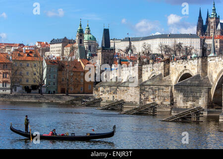 Panorama von Prag mit Moldau, Karlsbrücke und Prager Burg, venezianische Gondel, Gondoliere, Tschechische Republik Stockfoto