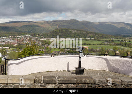 Sprechende Teleskop außerhalb Stirling Castle zeigt in Richtung der National Wallace Monument und die Ochil Hills im Frühjahr Stockfoto