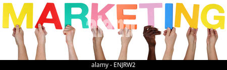 Multi-ethnische Gruppe von Menschen halten das Wort Marketing isoliert Stockfoto