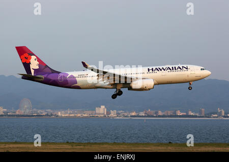 Osaka Kansai, Japan - 24. Mai 2014: Ein Hawaiian Airlines Airbus A330-200 mit der Registrierung N380HA Annäherung an Osaka Kansai Ai Stockfoto