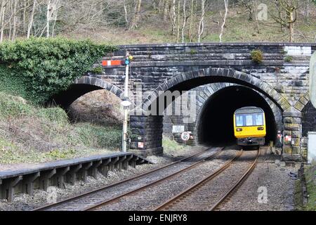 Pacer Diesel Triebzug Zug beenden Grindleford Portal Totley Tunnel nähert Grindleford Bahnhof in Hope valley Stockfoto