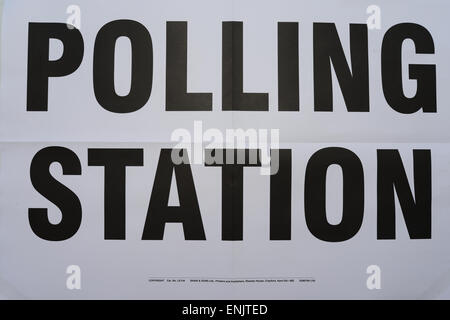 Barnsley, UK. 7. Mai 2015. Wahllokal Sign. © Scott Bairstow/Alamy Stockfoto