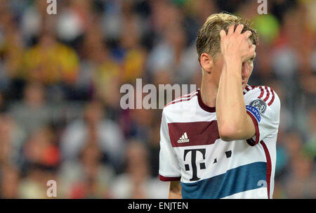 Camp Nou, Barcelona, Spanien. 6. Mai 2015. Münchens Bastian Schweinsteiger reagiert während der UEFA Champions League-Halbfinale zunächst Bein Fussball Spiel zwischen FC Barcelona und dem FC Bayern München im Camp Nou, Barcelona, Spanien, 6. Mai 2015. Foto: Peter Kneffel/Dpa/Alamy Live News Stockfoto