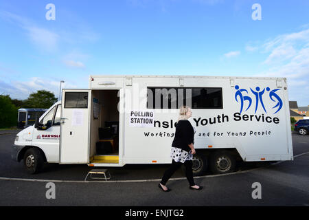 Barnsley, UK. 7. Mai 2015. Eine Frau geht Weg nach Abgabe ihrer Stimme in eine ungewöhnliche Wahllokal in Barnsley, South Yorkshire. Mobilen Barnsley Jugendservice Bus diente als eine temporäre Polling-Zentrum für die 150 Wähler in Woolley Zeche Gegend der Stadt. © Scott Bairstow/Alamy Stockfoto